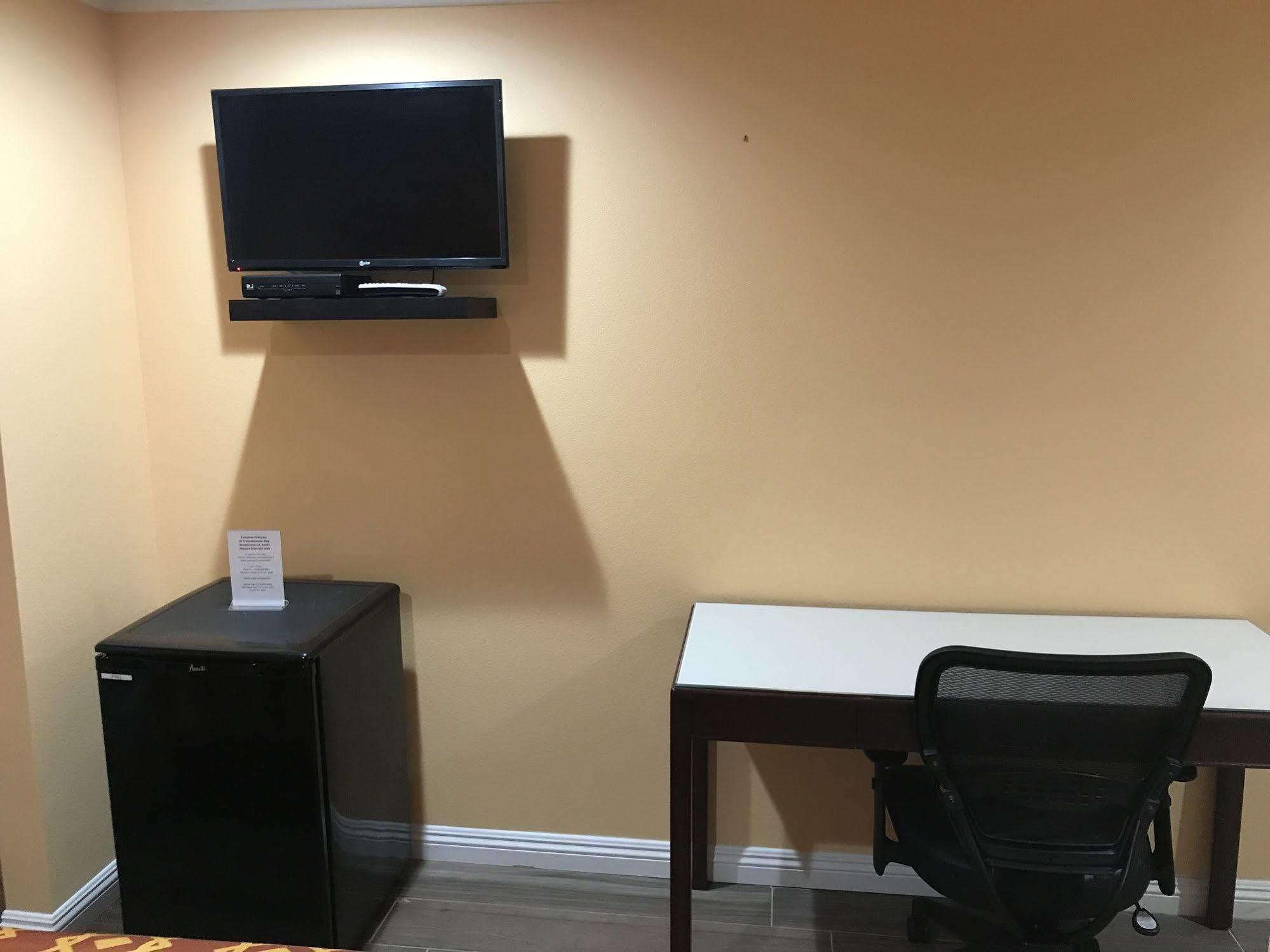 Executive Suites Inn Уестминстър Екстериор снимка