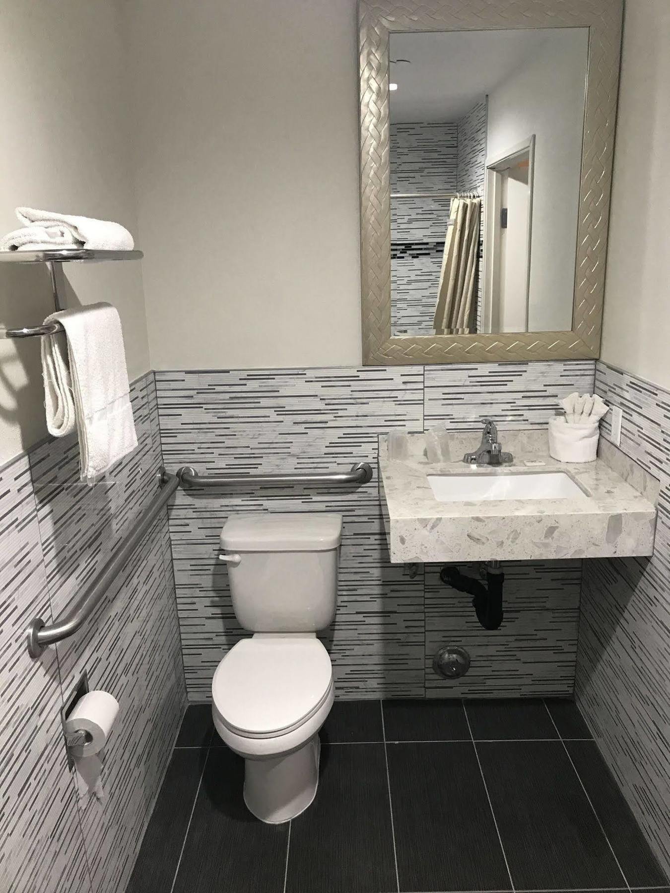 Executive Suites Inn Уестминстър Екстериор снимка