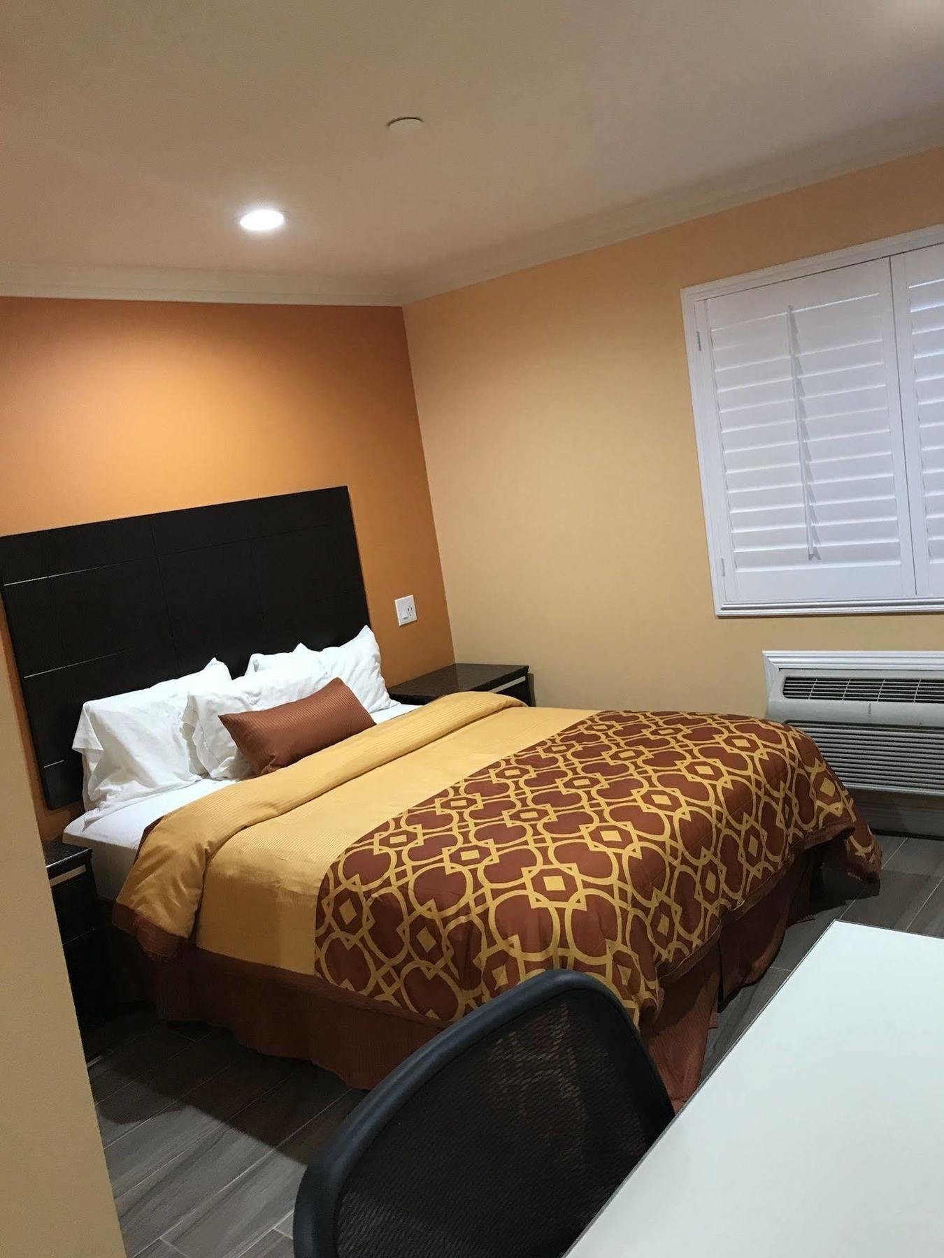 Executive Suites Inn Уестминстър Екстериор снимка